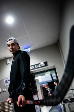 Luleås Carl Mattsson håller i en klubba i korridoren i