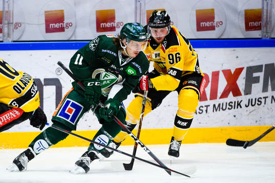 Luleås Niklas Olausson och Robin Kovacs i en kamp mot