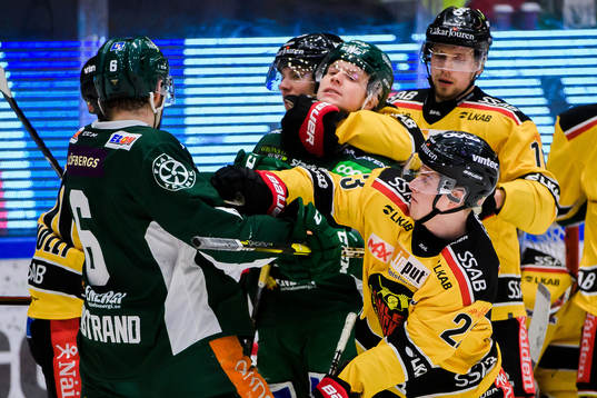Färjestads Oskar Steen har en arm runt halsen