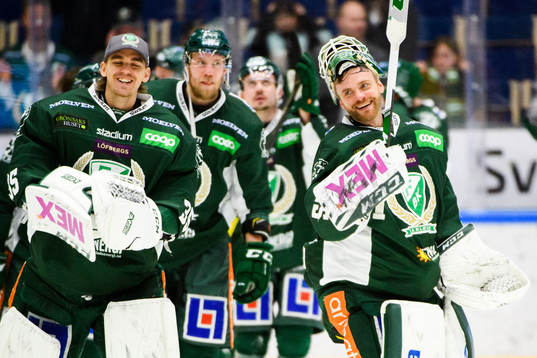 Färjestads målvakt Adam Werner  och målvakt Markus