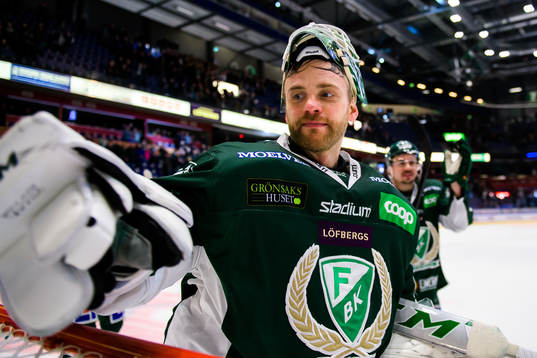 Färjestads målvakt Markus Svensson jublar