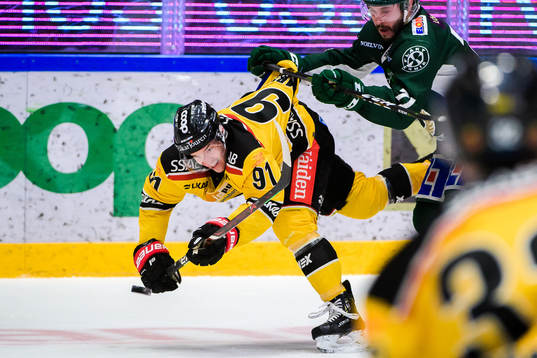 Luleås Austin Farley och Färjestads Jesse Virtanen