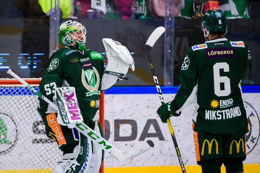 Färjestads målvakt Markus Svensson och Mikael Wikstrand
