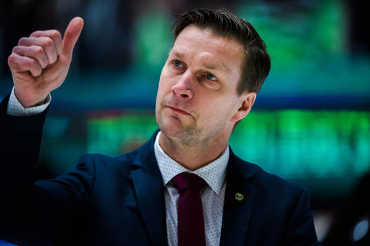 Färjestads tränare Johan Pennerborn jublar och tackar