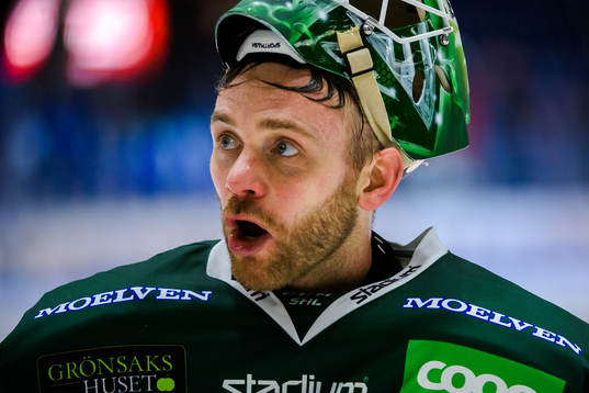 Färjestads målvakt Markus Svensson jublar