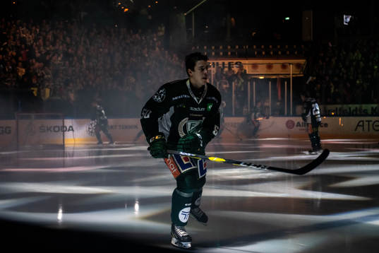 Färjestads Sebastian Erixon åker ut på isen