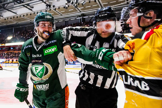 Färjestads Jesse Virtanen och Luleås Austin Farley