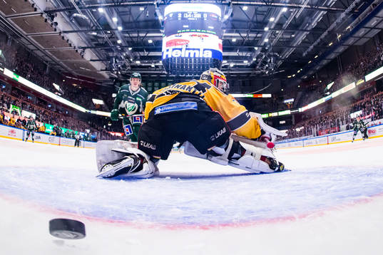 Färjestads Joakim Nygård gör 3-0 bakom Luleås målvakt