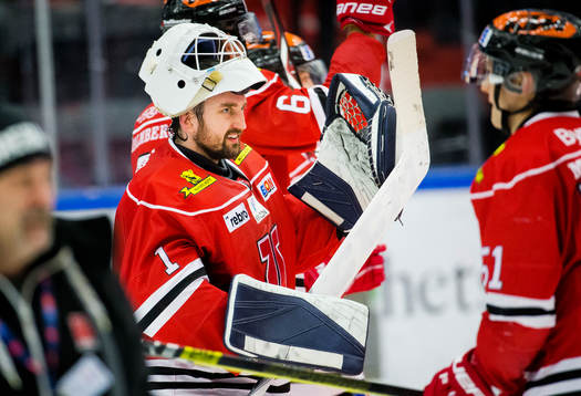 Örebros Jhonas Enroth jublar
