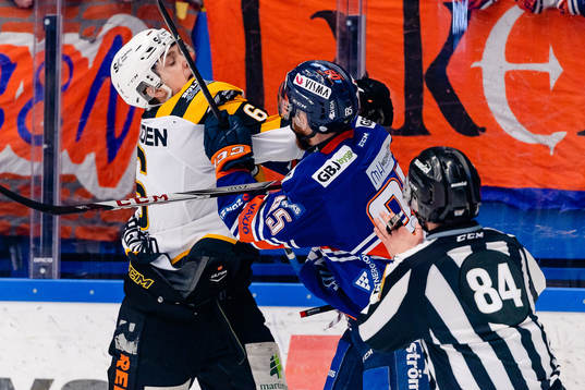 Gruff mellan Skellefteås Filip Berglund och Växjös Liam
