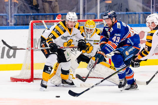 Växjös Nichlas Hardt oroar framför Skellefteås målvakt