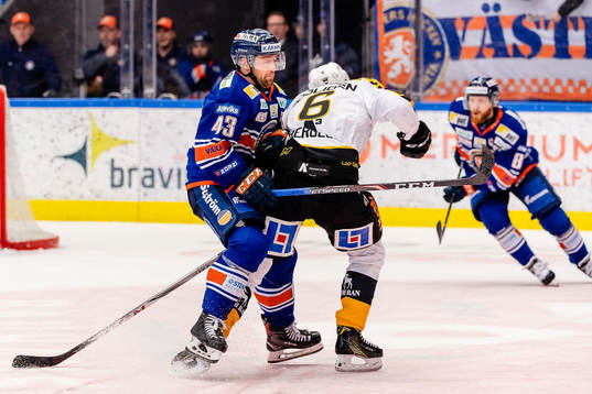 Växjös Nichlas Hardt tacklar Skellefteås Filip Berglund