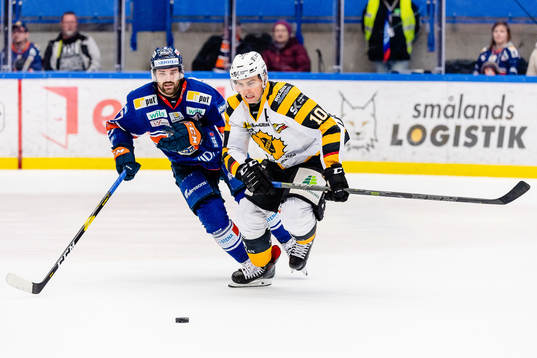 Skellefteås Joakim Lindström jagas av Växjös Linus