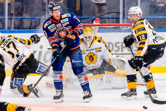 Växjös Kris Versteeg oroar framför Skellefteås mål