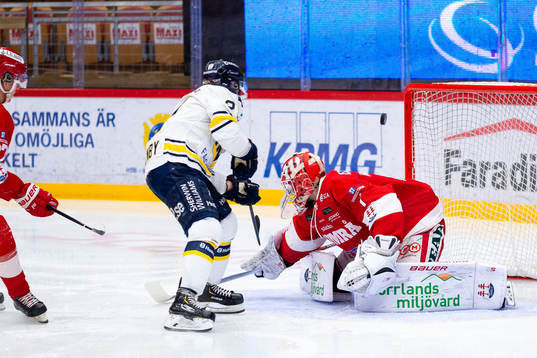 s Markus Lauridsen framför Timrås målvakt Victor