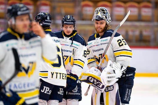 s målvakt Felix Sandström jublar