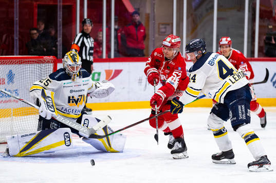 s målvakt Felix Sandström och Timrås Johannes Salmonsson
