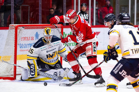 s målvakt Felix Sandström och Timrås Johannes Salmonsson