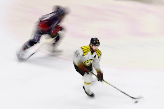 Brynäs Simon Bertilsson med pucken