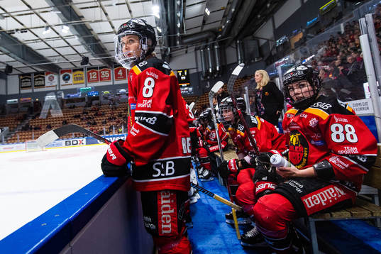 Luleås Ebba Berglund och Ronja Savolainen deppar