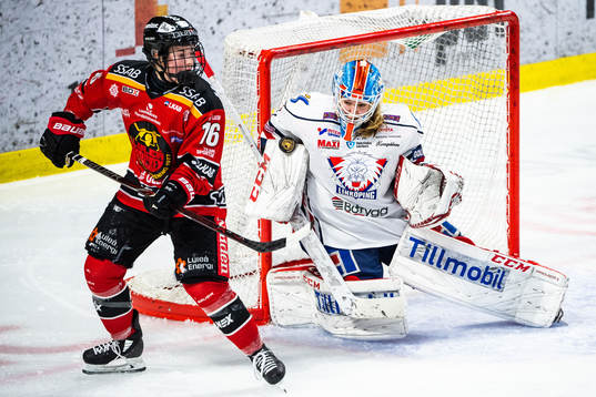 Luleås Petra Nieminen och Linköpings målvakt Eveliina