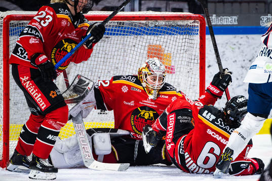 Luleås målvakt Sara Grahn  och Jenni Hiirikoski
