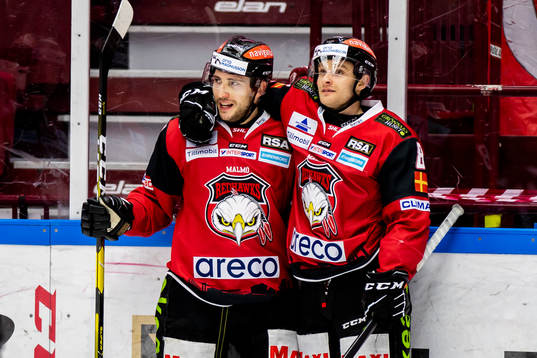 Malmö Redhawks Konstantin Komarek och Johan Olofsson jublar