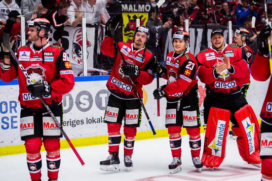 Malmö Redhawks spelare jublar