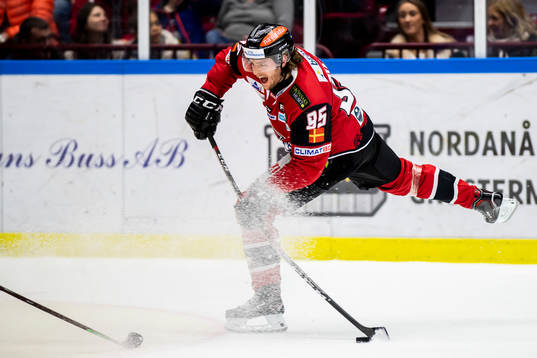 Malmö Redhawks Carl Persson skjuter