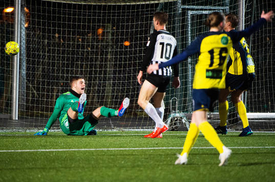 Landskronas Robin Hofsö gör 1-0 på Ängelholms målvakt