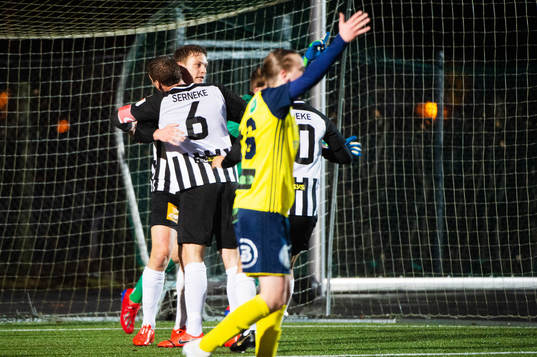 Landskronas Robin Hofsö gör 1-0 och bir omfamnad av