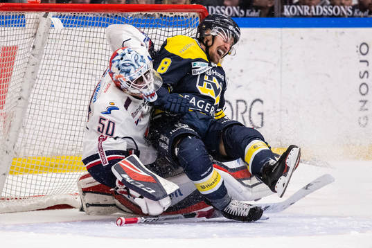 s Nils Andersson och Linköpings målvakt Jonas Gustavsson
