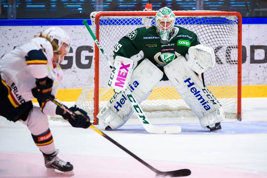 Djurgårdens Axel Jonsson Fjällby skjuter på Färjestads