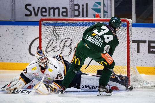 Djurgårdens målvakt Adam Reideborn räddar en straff av