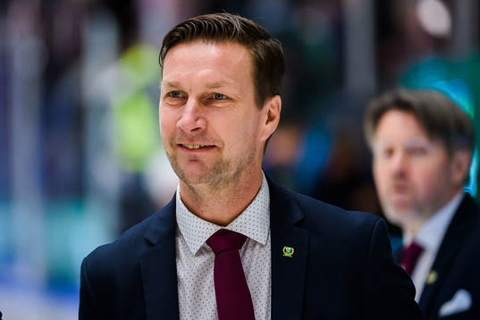 Färjestads tränare Johan Pennerborn jublar