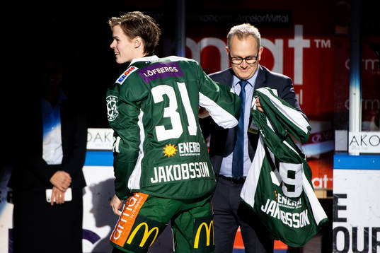 Färjestads Carl Jakobsson får nytt nummer på tröjan av