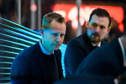 Djurgårdens tränare Robert Ohlsson går igenom