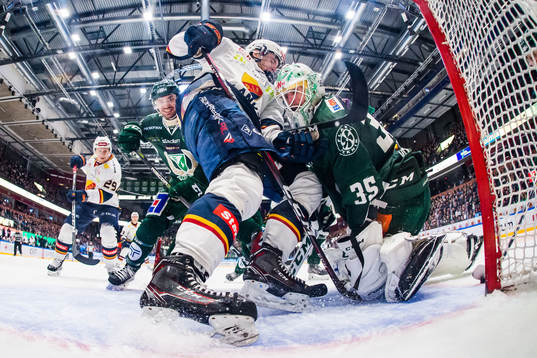 Färjestads Martin Johansson och målvakt Adam Werner