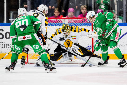 Skellefteås målvakt Gustaf Lindvall räddar