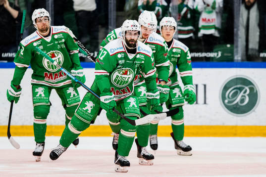 Rögles Taylor Matson med lagkamrater