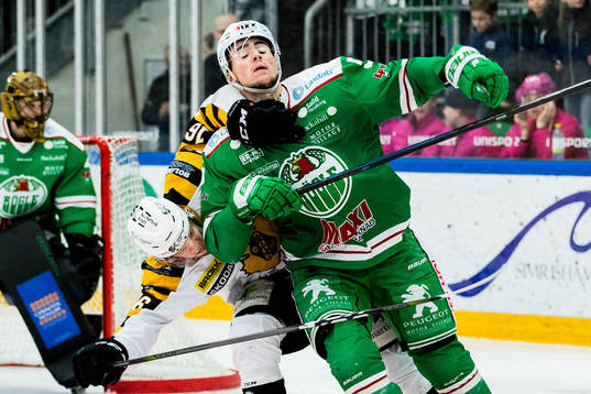 Skellefteås Linus Lindström och Rögles Alen Bibic i duell