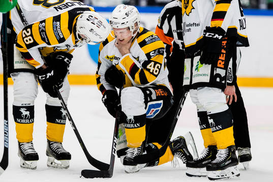 Skellefteås Mathis Olimb grimaserar