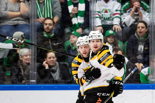 Skellefteås Adam Pettersson och Oscar Möller jublar