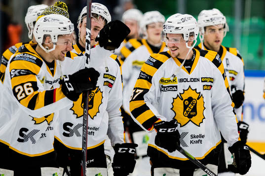 Skellefteås Patrik Norén och Emil Djuse jublar efer