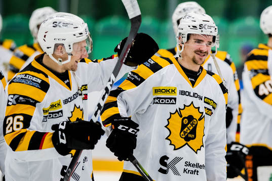 Skellefteås Patrik Norén och Emil Djuse jublar efer