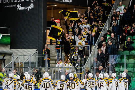 Skellefteås spelare jublar med fansen