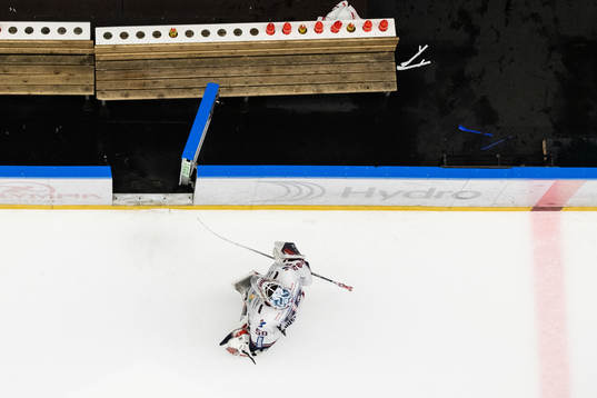 Linköpings målvakt Jonas Gustavsson lämnar isen