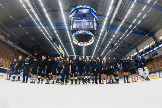 s spelare tackar supportrarna