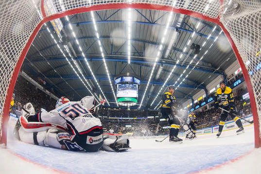 s Simon Önerud gör 2-0 bakom Linköpings målvakt Jonas