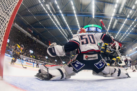 s Simon Önerud gör 2-0 bakom Linköpings målvakt Jonas
